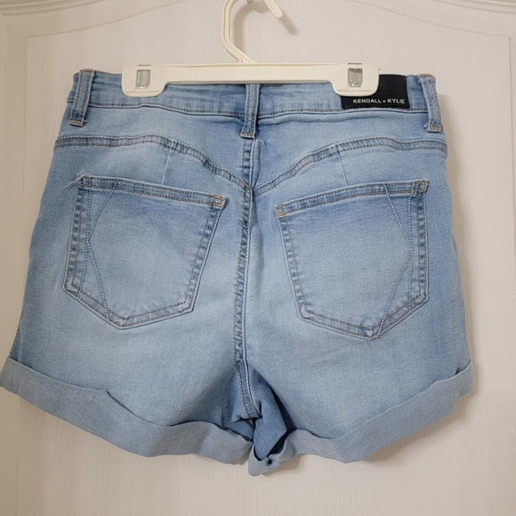 Kendall + Kylie Size 9/29 The Icon Short, Medium Light Wash Denim Shorts - Picture 2 of 11